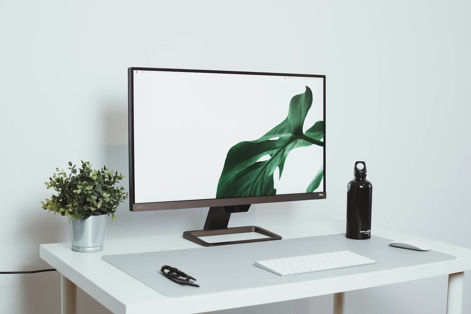 Poste de travail épuré illustrant la méthode de travail en webmarketing